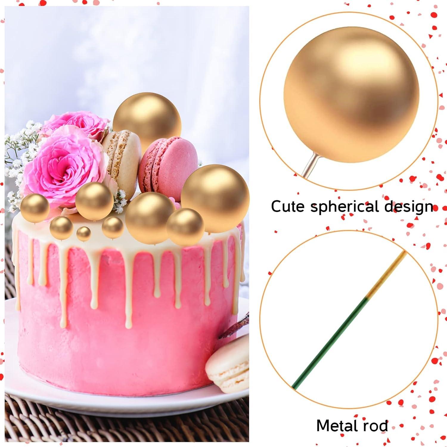 Zbliżenie na złote kule topperowe na piku – elegancka ozdoba tortu